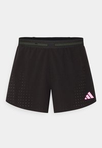 Svarta träningsshorts med ett perforerat mönster för andningsförmåga, en grön prickig midja och en rosa Adidas-logotyp.