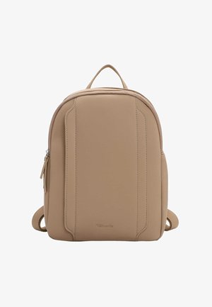 Beżowy plecak z syntetycznej skóry o zaokrąglonych krawędziach, z zamkiem błyskawicznym, regulowanymi paskami i górnym uchwytem do noszenia. Charakteryzuje się minimalistycznym designem i przeszyciami.