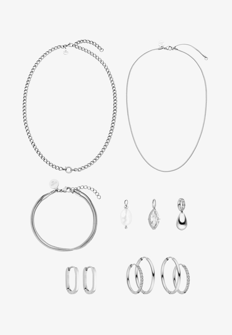 Set aus silberner Schmuckkollektion, bestehend aus zwei Halsketten, einem Armband, verschiedenen Ohrringen und Creolen mit Kristallakzenten, glatten Texturen und Kettendesigns.