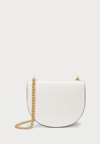 Borsa a mano bianca in pelle con una forma curvata, tracolla in catena dorata e finiture in metallo. Texture liscia con bordi cuciti.