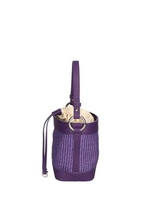 Borsa a secchiello intrecciata viola con base in pelle liscia, chiusura a coulisse e dettagli metallici. Presenta un manico singolo per il trasporto.