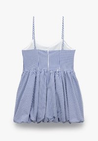 Blau-weis gestreiftes ärmelloses Oberteil mit einem gerafften Peplum-Design, das dünne Träger und einen Knopfverschluss auf der Rückseite aufweist.