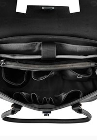 Sort tekstureret håndtaske med en lynlåskompartiment, flere indvendige lommer og en glat strop. Har en sikker lukning og et robust design.