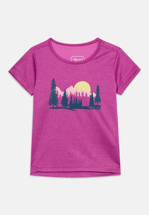Børne t-shirt med korte ærmer i lilla med grafik af skov, bjerg og sol i mørkeblå og gul på fronten.