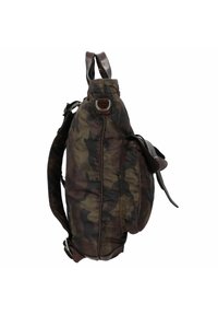 Zaino mimetico marrone e verde con dettagli in pelle, spallacci regolabili e tasche laterali; texture morbida, materiale resistente, design pratico.