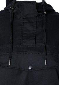 Svart huvjacka med en texturerad tyg, justerbara dragsnören och en knappdetalj framtill.