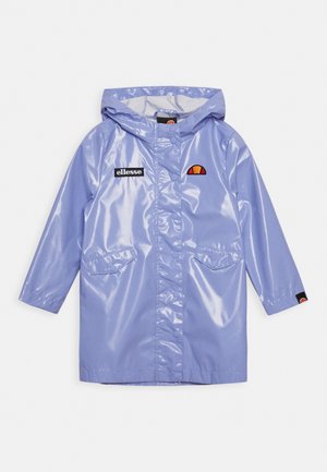 Imperméable à capuche violet clair avec poches avant, boutons-pression et logos de la marque Ellesse sur la poitrine et le poignet.