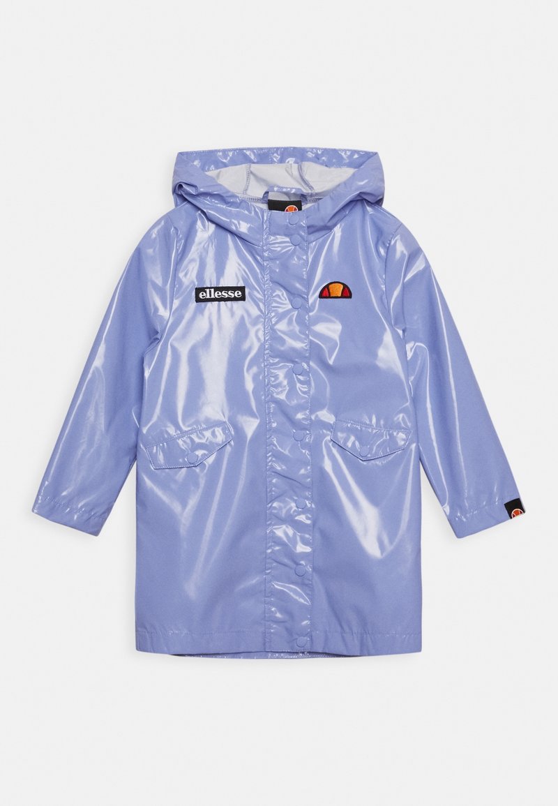 Imperméable à capuche violet clair avec poches avant, boutons-pression et logos de la marque Ellesse sur la poitrine et le poignet.
