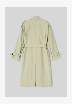 Trench-coat vert clair en tissu lisse, avec une taille ceinturée, des manches longues et des poignets retroussés. La vue de dos montre un design à coupe droite.