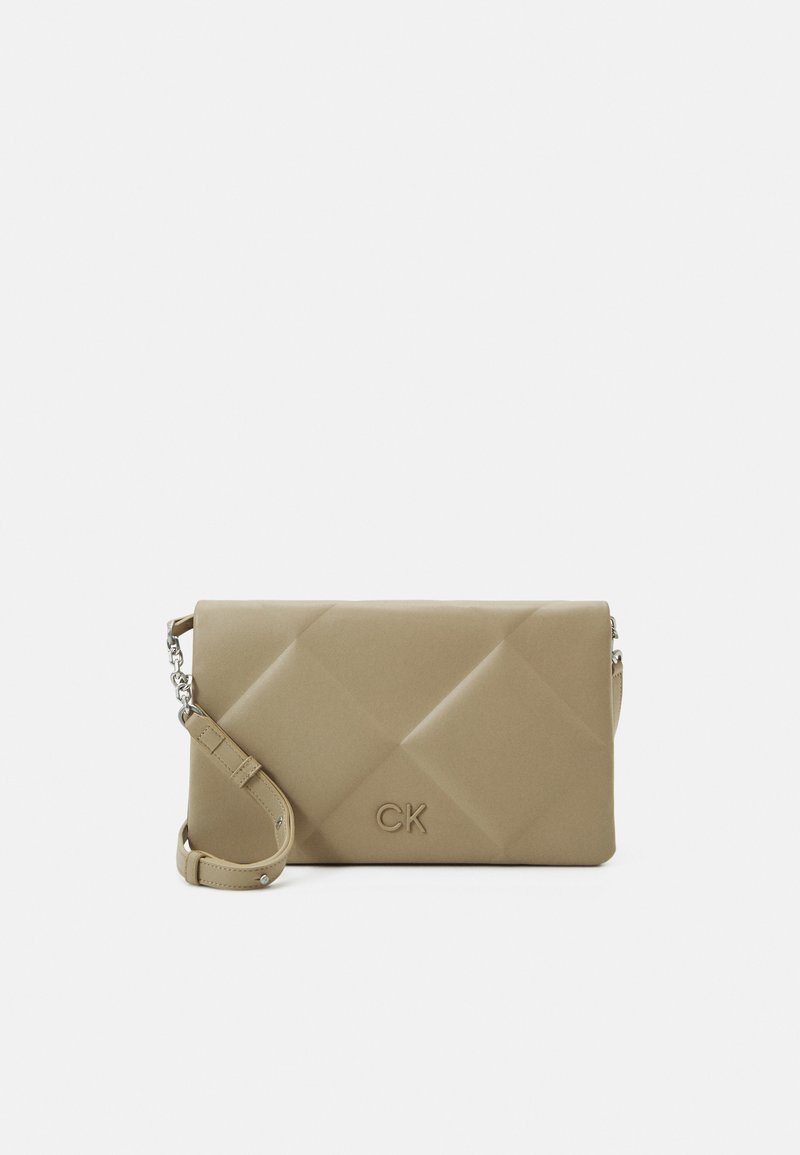 Borsa crossbody beige realizzata in materiale trapuntato, con tracolla staccabile, logo sottile e texture liscia con motivi a diamante.