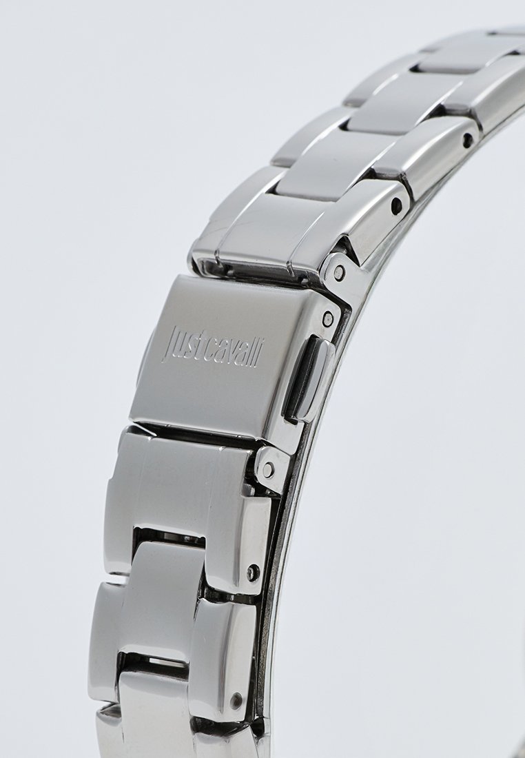 Orologio in acciaio inossidabile argentato con bracciale a maglie. Presenta una finitura lucida, maglie rettangolari e una chiusura con dettagli del marchio.