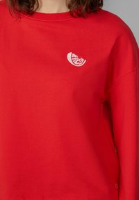 Rode sweatshirt van katoen, met een ronde halslijn en lange mouwen. Inclusief een klein wit geborduurd "fresh" logo.