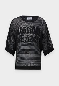 Melnas, īsām piedurknēm izgatavota sieta blūze ar apaļu kaklu, ar teksturētu dizainu un vārdiem "MOSCHINO JEANS", kas izcelti centrā.