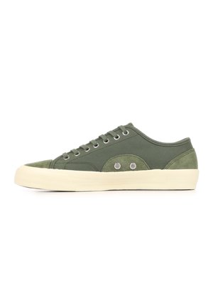 Sneaker bassa in tela verde oliva con suola in gomma bianca e chiusura frontale con lacci, occhielli laterali per la ventilazione e dettagli in camoscio su tallone e punta.