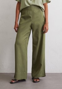 Marc O'Polo - WIDE AUS NAIA™-TWILL - Trousers - forest moss Thumbnail Image 1