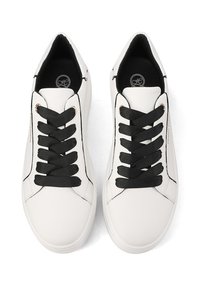 Sneakers bianchi in pelle con lacci neri e interno nero. Presentano un design minimalista e una forma della punta arrotondata. Accenti di cuciture nere sottili.