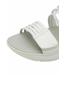 Sandalo bianco con tomaia testurizzata, caratterizzato da cinturini elastici e una soletta morbida e imbottita. Il design è leggero e presenta una punta arrotondata.