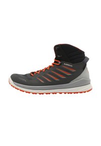 Grauer Wanderschuh mit orangen Akzenten, mittelhohe Bauweise, synthetisches Obermaterial, strukturierte Oberfläche und Gummisohle mit Traktionsstollen.