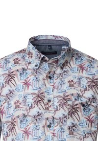Kurzarmhemd aus leichtem Stoff mit einem bunten tropischen Muster, das Palmen, Gebäude und Akzente in Blau, Braun und Creme zeigt.