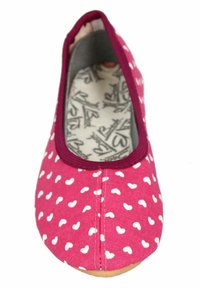 Balletschuhe aus einem fuchsifarbigen Stoff-Obermaterial, das mit weißen Herzmustern verziert ist, einer runden Zehenpartie und einem kontrastierenden dunklen Rand um die Öffnung.