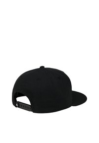 Gorra negra ajustada con visera plana, hecha de tela resistente. Cuenta con orificios de ventilación y un sistema de cierre ajustable tipo snapback.