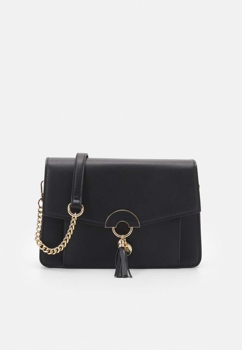 Borsa nera in ecopelle con tracolla in catena dorata, design a patta, accentuazione hardware circolare e dettaglio con nappina sul davanti.