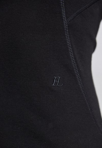 Un textile noir à la texture lisse présente un subtile logo "HL" en fil sombre brodé et un détail de couture contrastant le long des coutures.
