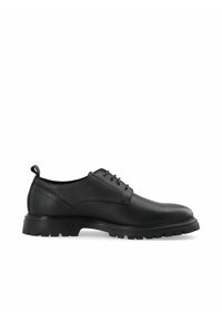 Zapato de cuero negro con una superficie texturizada, suela de goma resistente, punta redonda y cordones con seis ojales. Presenta una lengüeta trasera para facilitar el calzado.
