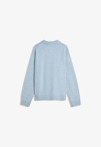 Világoskék pulóver bordás szegéllyel és mandzsettával, kerek nyakkivágással és raglánujjakkal, puha, strukturált anyagból készítve.