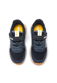 Zapatillas deportivas de color azul marino con parte superior de tela de malla, detalles en gris, suela de goma y una correa de Velcro. Plantilla amarilla con detalles de marca.