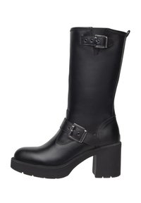 Bottines en cuir noir avec un design épuré, deux boucles ajustables et un large talon en bloc. Texture lisse avec des détails de couture minimaux.