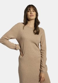 Just Cashmere COL ROND - Pletené šaty - mottled camel