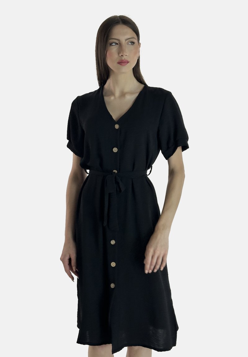 Abito nero button-down con scollatura a V, maniche a sbuffo corte, vita con cintura e bottoni in legno che scendono davanti. Tessuto morbido e texturizzato.