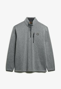 Grijze fleece pullover met kwartrits, lange mouwen, staande kraag, ritszak op de borst en een kleine merkpatch aan de linkerkant.