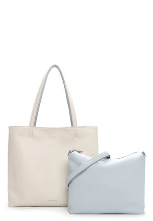 Dos bolsos de cuero, uno tote beige con asas dobles y uno bandolera gris claro con cremallera y correa ajustable.