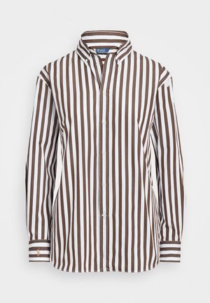 Chemise à manches longues avec boutons, rayures verticales marron et blanches, et col boutonné, présentée sur un fond uni.
