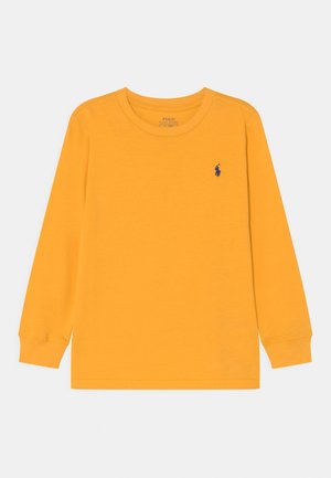 Langærmet gul t-shirt med rund hals og broderet Polo Ralph Lauren-logo i marineblåt på venstre bryst.