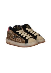 Schoenen met luipaardprint, voorzien van een beige suèdestoftenenneus, zwarte accenten en beige veters. Semi-transparante zool met een gestructureerd oppervlak.