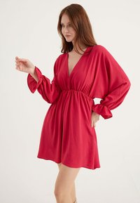 Herita V-NECK GATHERED WAIST DRESS - Vardagsklänning - pink