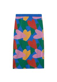 Falda hasta la rodilla con un fondo azul vibrante que presenta grandes corazones superpuestos en rojo, rosa, verde y amarillo.