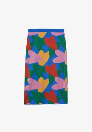 Falda hasta la rodilla con un fondo azul vibrante que presenta grandes corazones superpuestos en rojo, rosa, verde y amarillo.
