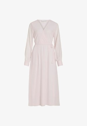 Lys rosa, langermet omslagskjole med V-hals og belte i midjen, midi lengde, og knappelukking på ermene.