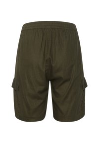Mørkegrønne knælange cargo-shorts med elastisk talje og klaplommer på hver side, vist fra ryggen.