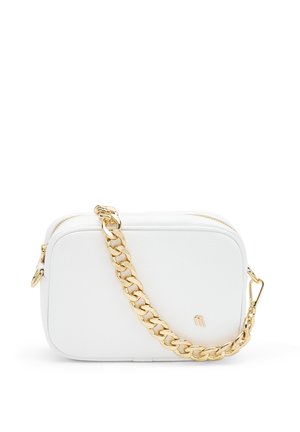 Bolso bandolera rectangular de cuero blanco con cadena dorada y pequeño logo dorado en la parte frontal.