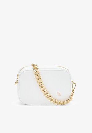 Bolso bandolera rectangular de cuero blanco con cadena dorada y pequeño logo dorado en la parte frontal.