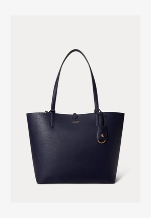 Tamnoplava torba za nošenje na ramenu od teksturirane kože s dva naramenica, zlatnim logotipom "Lauren Ralph Lauren" i kožnom oznakom koja visi s zlatnim prstenom i inicijalima.