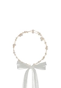 Corona in filigrana dorata con perle bianche e un elegante fiocco di nastro bianco alla base. Texture lisce e design circolare per scopi decorativi.