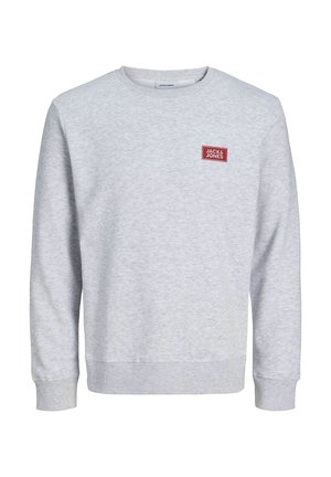 Sweat-shirt gris clair à manches longues avec col rond et petite étiquette rectangulaire rouge portant l'inscription « Jack & Jones » sur la poitrine gauche.