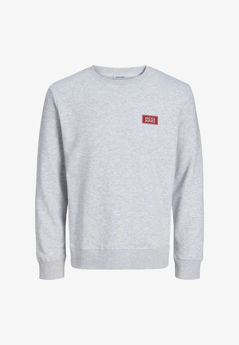 Sweat-shirt gris clair à manches longues avec col rond et petite étiquette rectangulaire rouge portant l'inscription « Jack & Jones » sur la poitrine gauche.