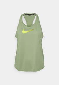 Canottiera sportiva verde chiaro con design a schiena scoperta, caratterizzata da un logo Nike giallo ben visibile sulla parte anteriore e un collo nero con marchio.